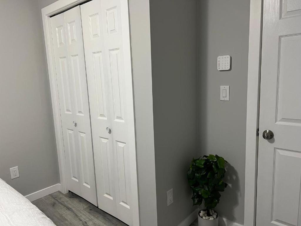 Cozy Modern And Lavish 1 Bedroom Basement Suite Winnipeg Exteriör bild